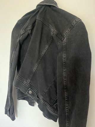 Chaqueta vaquera negra de Mango.