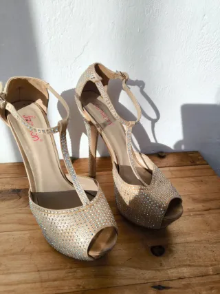 Sandalias de plataforma con pedrería