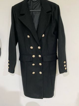 Abrigo negro doble botonadura