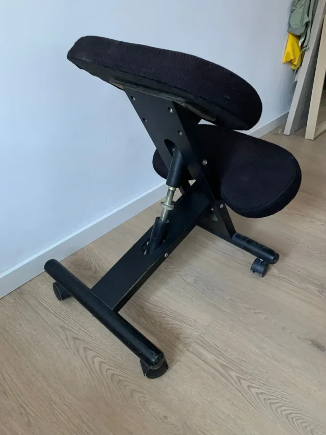 Silla ergonómica postural negra con ruedas