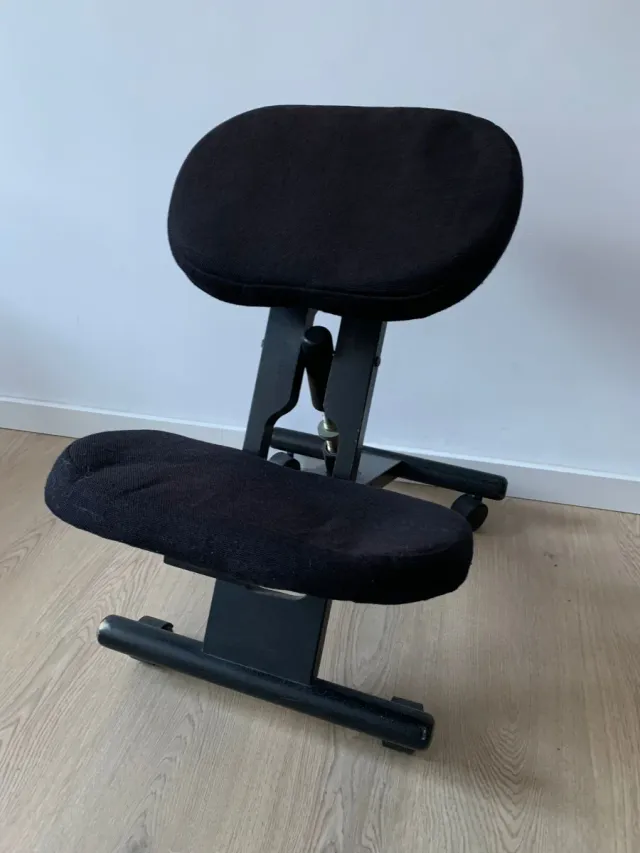 Silla ergonómica postural negra con ruedas
