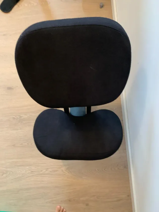 Silla ergonómica postural negra con ruedas