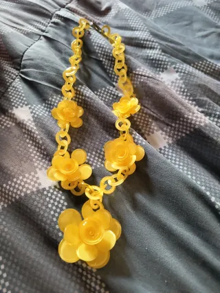Collana con fiori gialli