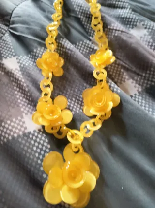 Collana con fiori gialli