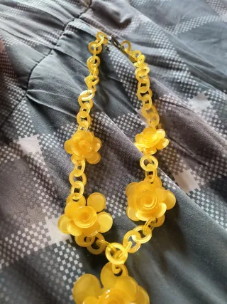 Collana con fiori gialli