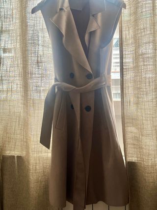 Chaleco largo beige con cinturón