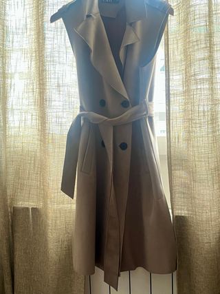 Chaleco largo beige con cinturón