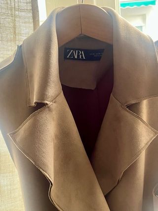 Chaleco largo beige con cinturón