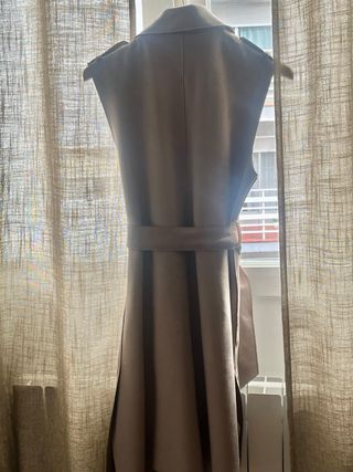 Chaleco largo beige con cinturón