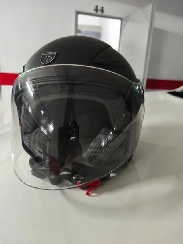 Casco de moto negro con visera y gafas solar