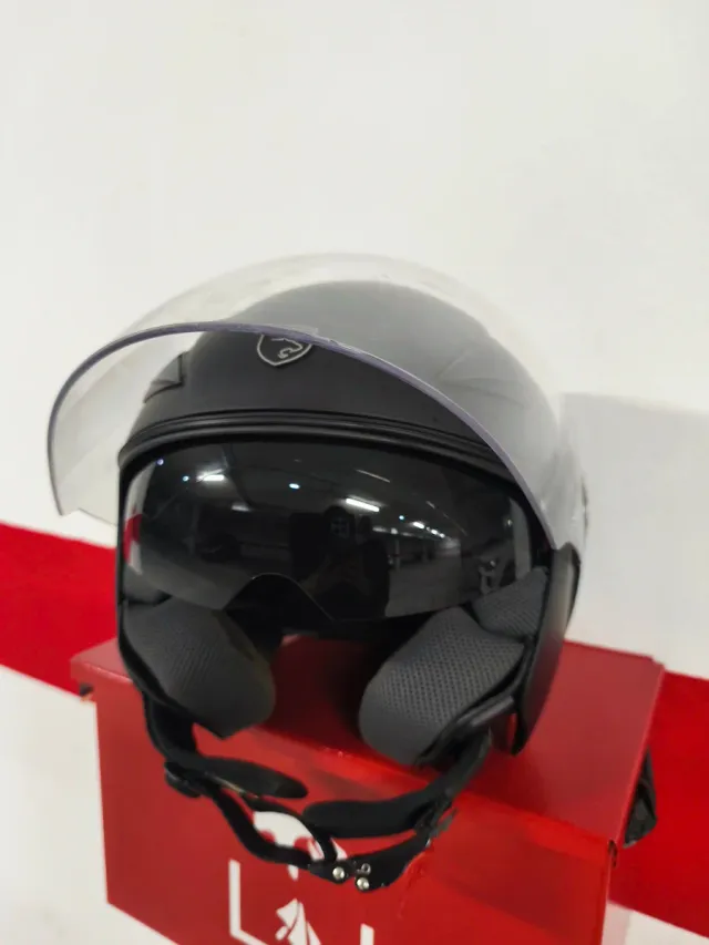 Casco de moto negro con visera y gafas solar