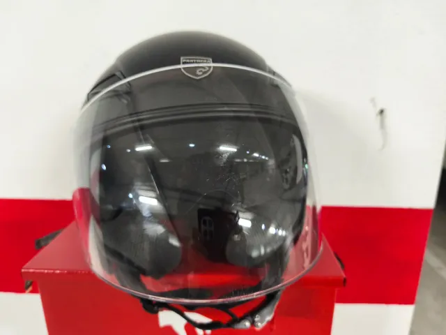 Casco de moto negro con visera y gafas solar