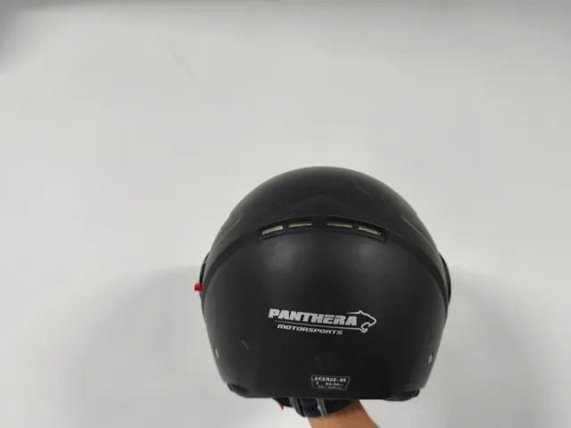 Casco de moto negro con visera y gafas solar