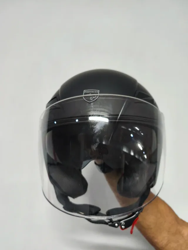 Casco de moto negro con visera y gafas solar