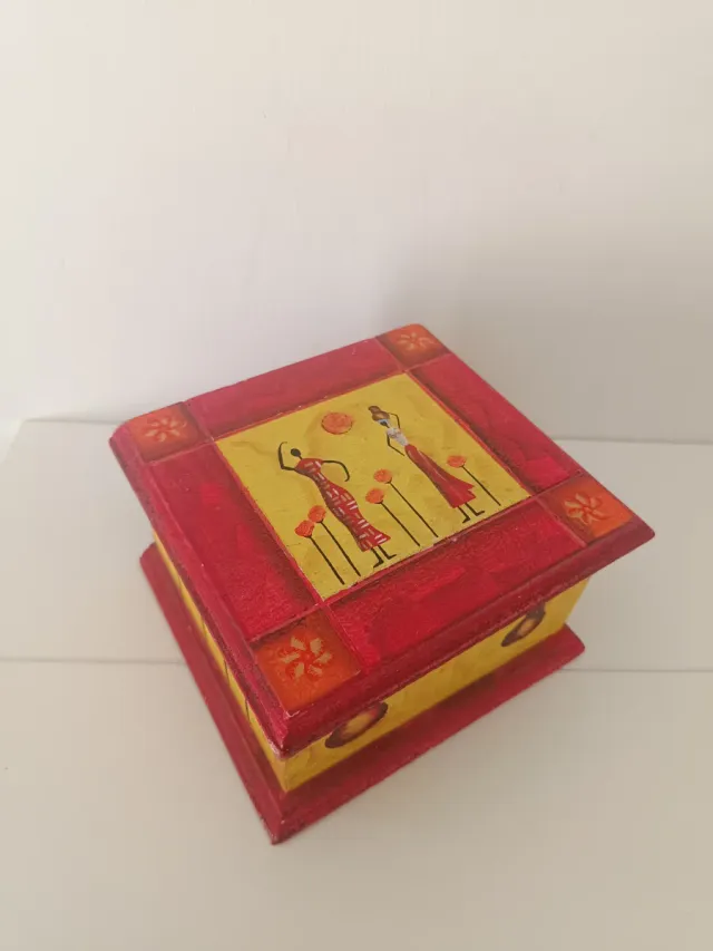 Scatola etnica in legno dipinta