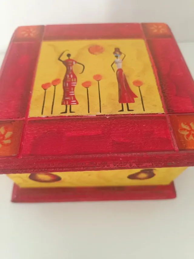 Scatola etnica in legno dipinta