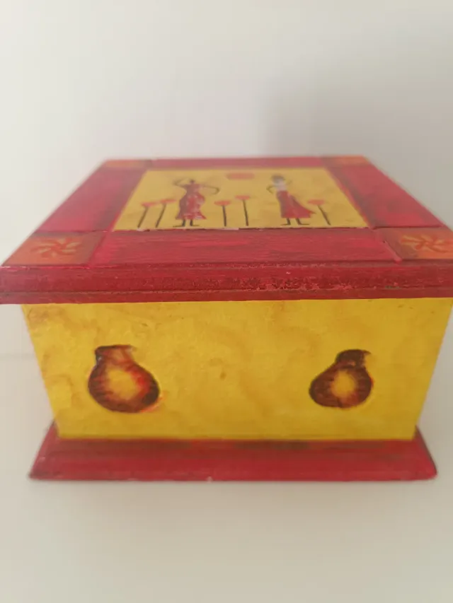 Scatola etnica in legno dipinta