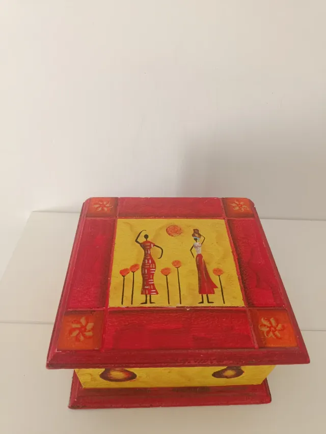Scatola etnica in legno dipinta