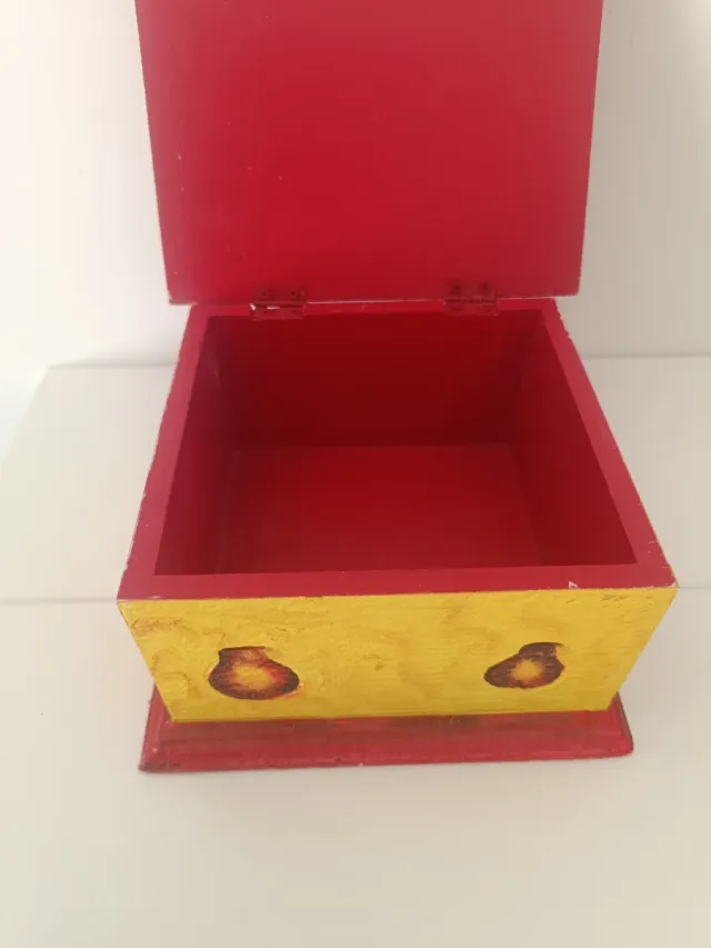 Scatola etnica in legno dipinta