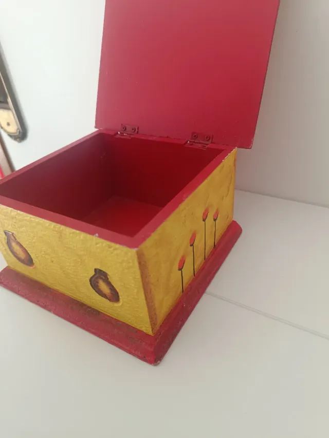 Scatola etnica in legno dipinta