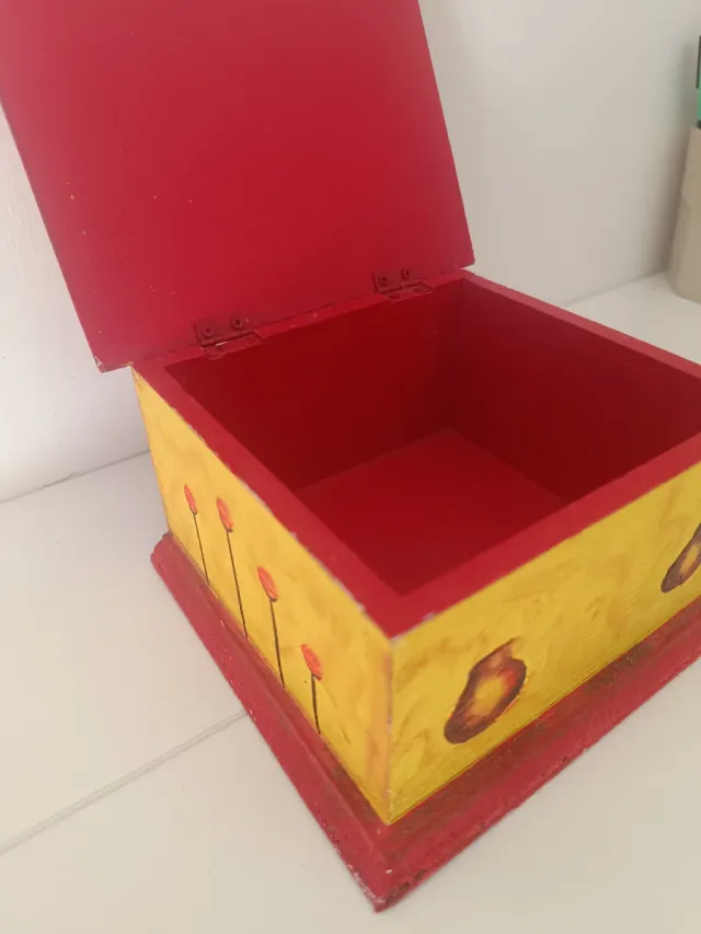 Scatola etnica in legno dipinta