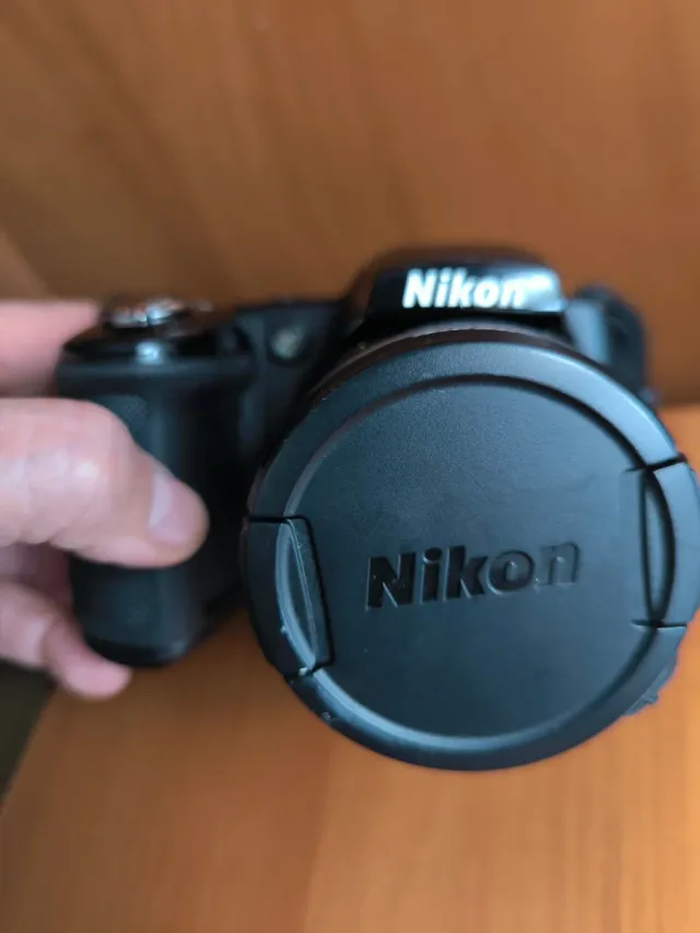 Cámara Nikon con tapa de objetivo