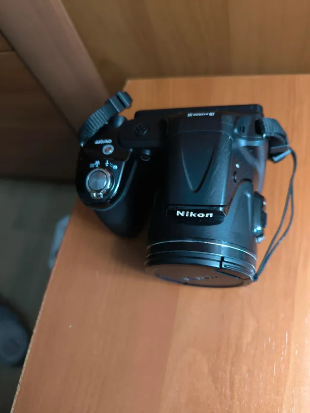 Cámara Nikon con tapa de objetivo