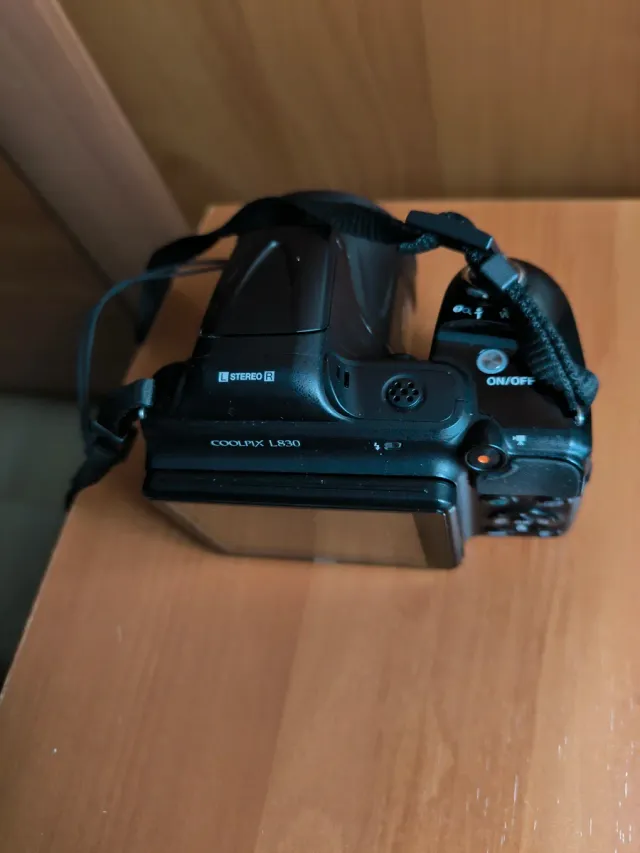 Cámara Nikon con tapa de objetivo