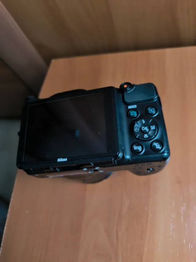 Cámara Nikon con tapa de objetivo