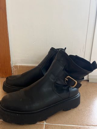 Botas negras con hebilla dorada