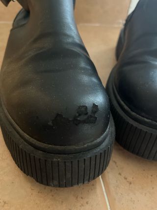 Botas negras con hebilla dorada