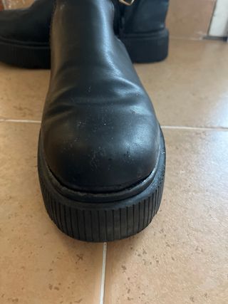 Botas negras con hebilla dorada