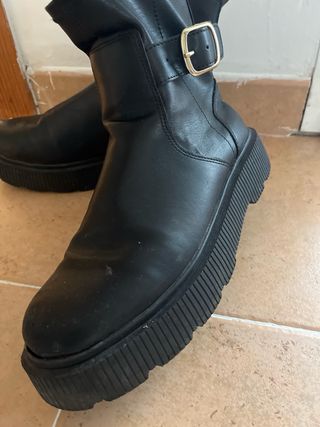 Botas negras con hebilla dorada