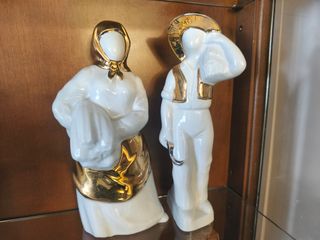 Pareja de campesinos de porcelana dorada