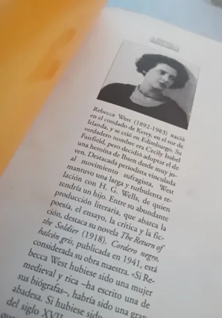 Cordero negro, halcón gris