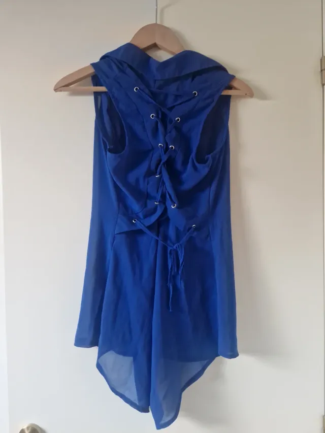 Blusa sin mangas azul eléctrico