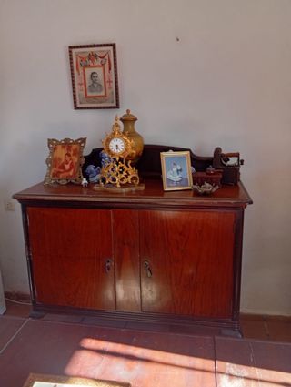 Cómoda Antigua Madera y Metal. En buen estado .