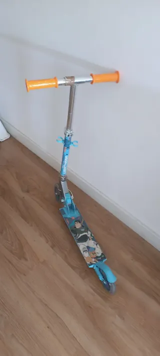 Patín infantil azul con ruedas.