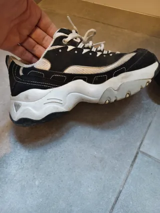 Zapatillas deportivas negras y blancas