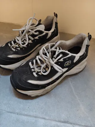 Zapatillas deportivas negras y blancas