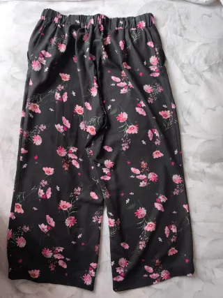 Pantalones anchos florales negros y rosas