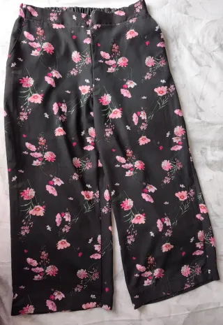 Pantalones anchos florales negros y rosas