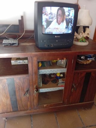 Cómoda antigua de madera y cristal