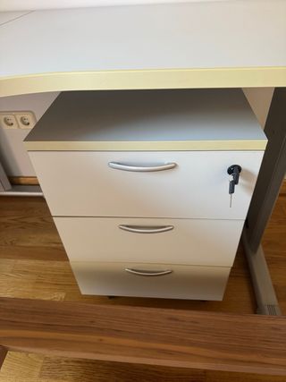 Escritorio de esquina en perfecto estado con silla