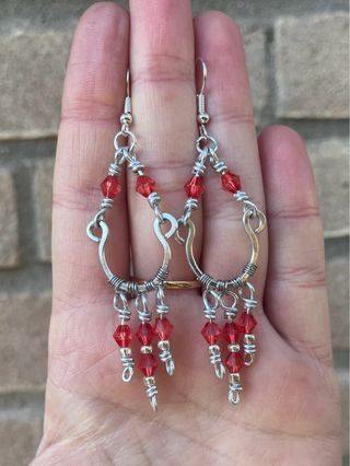 Orecchini fatti a mano rossi e argento