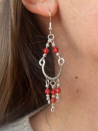 Orecchini fatti a mano rossi e argento