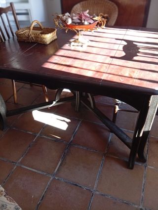 Mesa de comedor antigua de madera