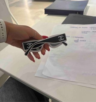 Gafas de sol Chanel negras y blancas