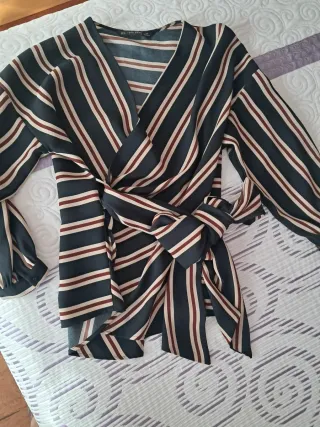 Camisa Zara cruzada rayas beige y azul