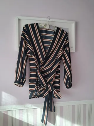 Camisa Zara cruzada rayas beige y azul